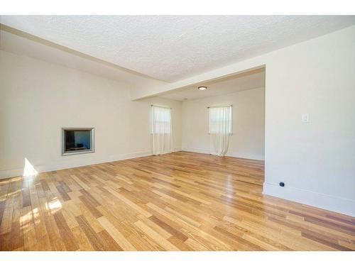 628 18 Avenue Nw, Calgary, AB - Indoor Photo Showing Living Room With Fireplace