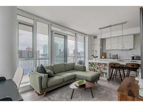 1204-615 6 Avenue Se, Calgary, AB - Indoor Photo Showing Living Room