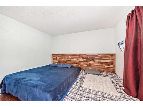 12 Hidden Valley Link Nw, Calgary, AB - Indoor Photo Showing Bedroom