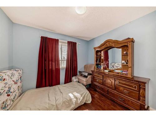 12 Hidden Valley Link Nw, Calgary, AB - Indoor Photo Showing Bedroom