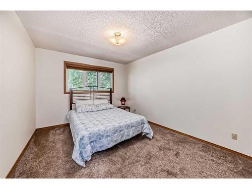 31 Edcath Rise Nw, Calgary, AB - Indoor Photo Showing Bedroom