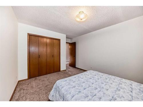 31 Edcath Rise Nw, Calgary, AB - Indoor Photo Showing Bedroom