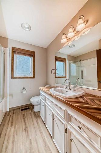 31 Edcath Rise Nw, Calgary, AB - Indoor Photo Showing Bathroom