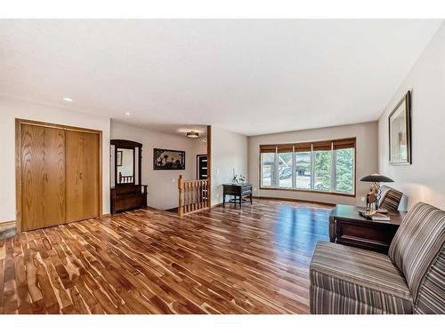 31 Edcath Rise Nw, Calgary, AB - Indoor Photo Showing Living Room