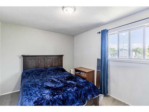 11-64 Whitnel Court Ne, Calgary, AB - Indoor Photo Showing Bedroom