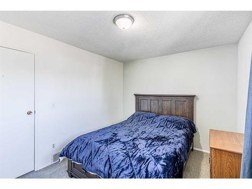 11-64 Whitnel Court Ne, Calgary, AB - Indoor Photo Showing Bedroom