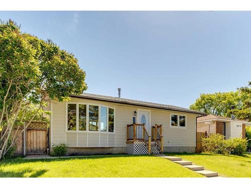 260 Penswood Way Se, Calgary, AB - Outdoor