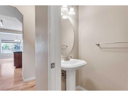 196 Panamount Circle Nw, Calgary, AB - Indoor Photo Showing Bathroom