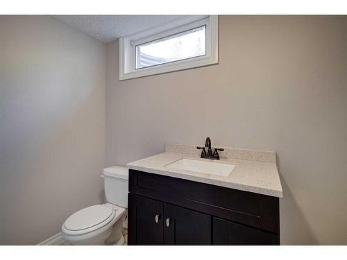 3220 Uplands Place Nw, Calgary, AB - Indoor Photo Showing Bathroom