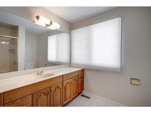 3220 Uplands Place Nw, Calgary, AB - Indoor Photo Showing Bathroom
