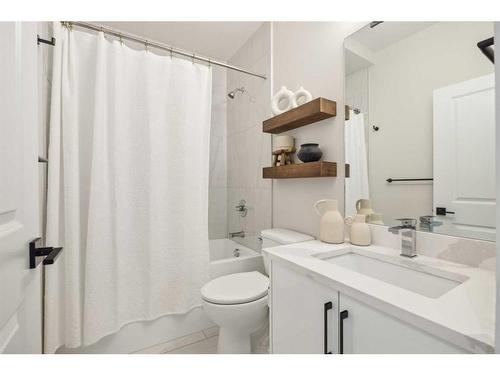 10 Highwood Drive, Okotoks, AB - Indoor Photo Showing Bathroom