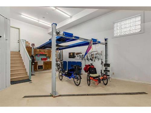 1827 11 Avenue Nw, Calgary, AB - Indoor Photo Showing Garage