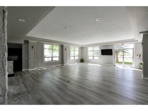 6-121 Village Heights Sw, Calgary, AB - Indoor Photo Showing Living Room