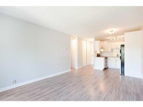 403C-5601 Dalton Drive Nw, Calgary, AB - Indoor Photo Showing Kitchen