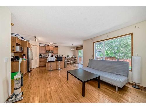 122 Royal Birch Gardens Nw, Calgary, AB - Indoor Photo Showing Living Room