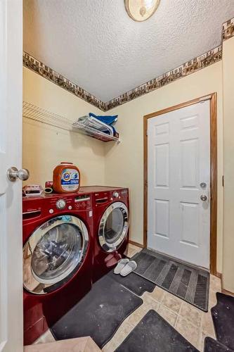 122 Royal Birch Gardens Nw, Calgary, AB - Indoor Photo Showing Laundry Room