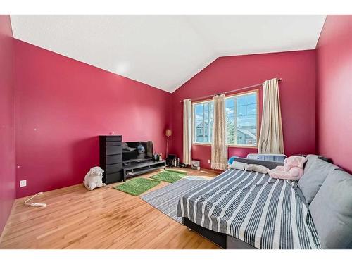 122 Royal Birch Gardens Nw, Calgary, AB - Indoor Photo Showing Bedroom