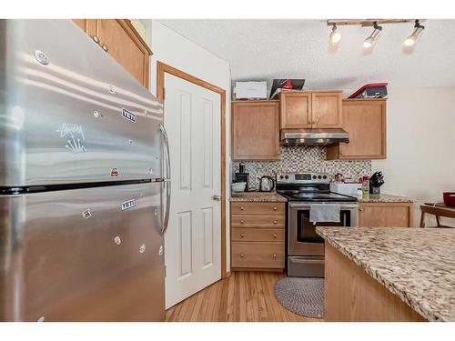 122 Royal Birch Gardens Nw, Calgary, AB - Indoor Photo Showing Kitchen