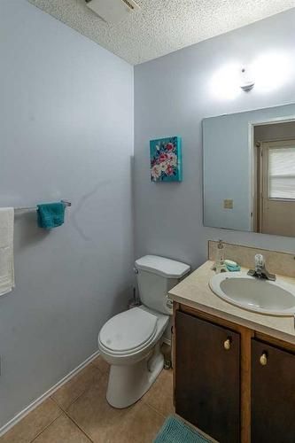 17 Bernard Drive Nw, Calgary, AB - Indoor Photo Showing Bathroom