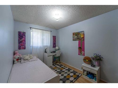 17 Bernard Drive Nw, Calgary, AB - Indoor Photo Showing Bedroom