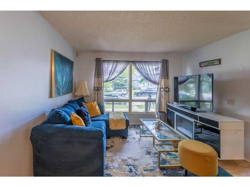 17 Bernard Drive Nw, Calgary, AB - Indoor Photo Showing Living Room