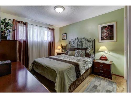 2023 Pinetree Crescent Ne, Calgary, AB - Indoor Photo Showing Bedroom