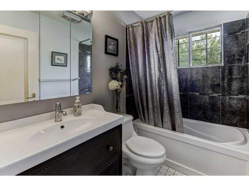 2023 Pinetree Crescent Ne, Calgary, AB - Indoor Photo Showing Bathroom
