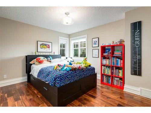 7 Timberline Gate Sw, Calgary, AB - Indoor Photo Showing Bedroom