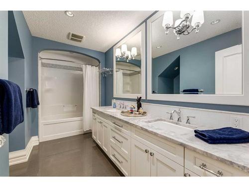 7 Timberline Gate Sw, Calgary, AB - Indoor Photo Showing Bathroom