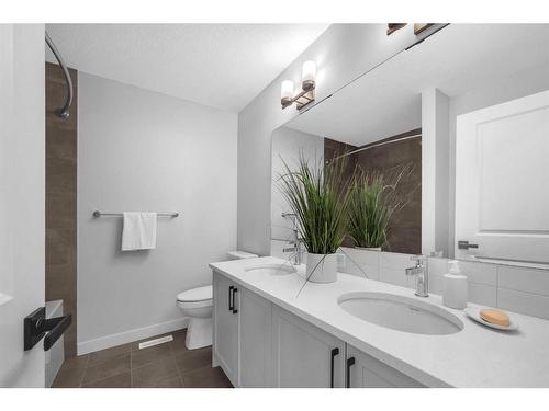 55 Amblehurst Link Nw, Calgary, AB - Indoor Photo Showing Bathroom