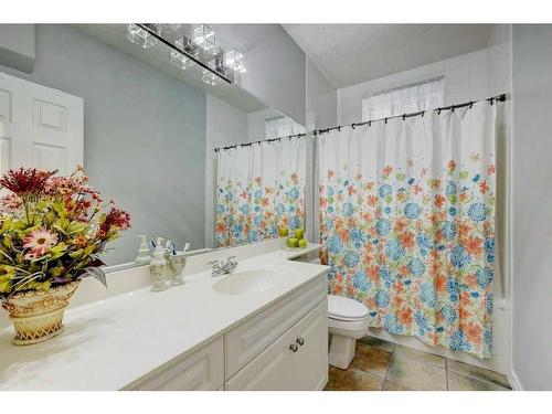 4670 Hamptons Way Nw, Calgary, AB - Indoor Photo Showing Bathroom