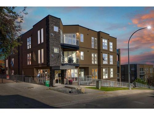 401-716 5 Street Ne, Calgary, AB - Outdoor With Balcony With Facade