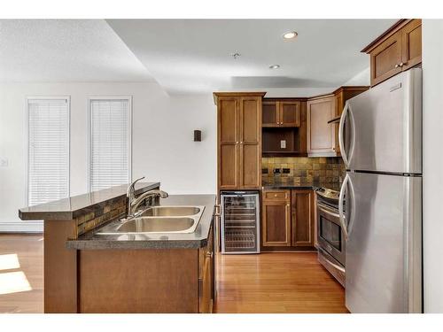 401-716 5 Street Ne, Calgary, AB - Indoor Photo Showing Kitchen With Stainless Steel Kitchen