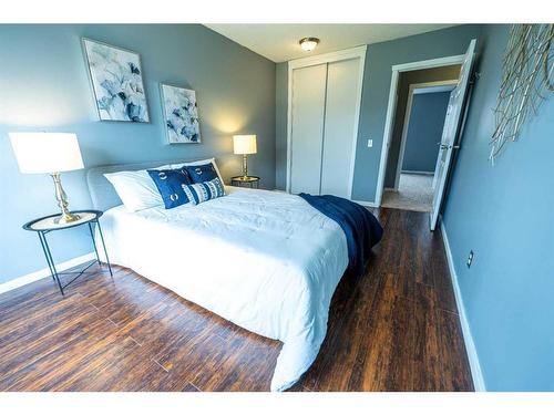 91-5425 Pensacola Crescent Se, Calgary, AB - Indoor Photo Showing Bedroom