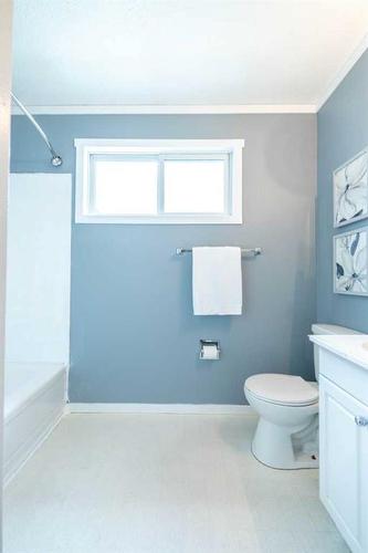 91-5425 Pensacola Crescent Se, Calgary, AB - Indoor Photo Showing Bathroom