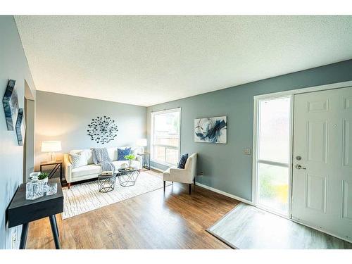 91-5425 Pensacola Crescent Se, Calgary, AB - Indoor Photo Showing Living Room