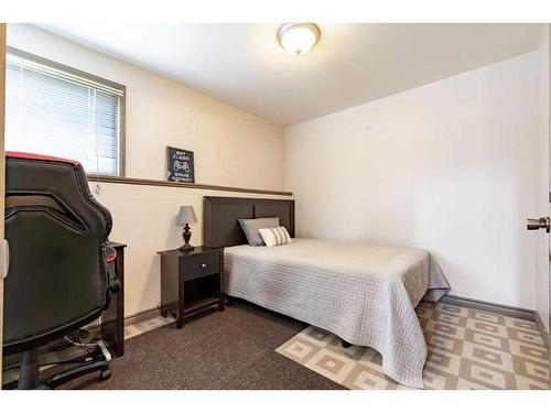213 Blue Jay Road, Fort Mcmurray, AB - Indoor Photo Showing Bedroom