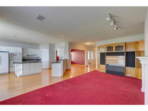 87-99 Christie Point Sw, Calgary, AB - Indoor Photo Showing Kitchen