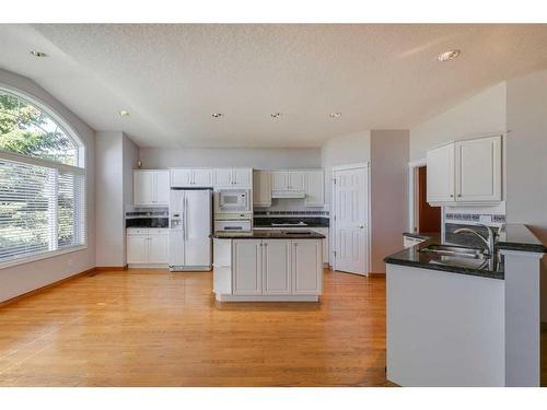 87-99 Christie Point Sw, Calgary, AB - Indoor Photo Showing Kitchen