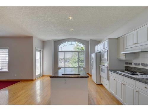 87-99 Christie Point Sw, Calgary, AB - Indoor Photo Showing Kitchen