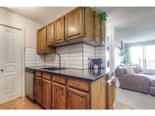 523-6400 Coach Hill Road Sw, Calgary, AB - Indoor Photo Showing Kitchen