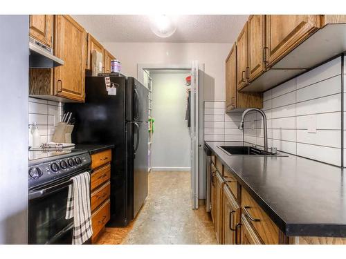 523-6400 Coach Hill Road Sw, Calgary, AB - Indoor Photo Showing Kitchen