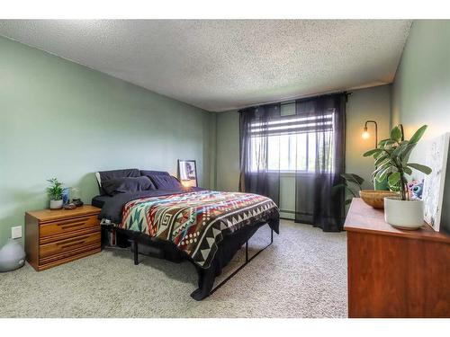 523-6400 Coach Hill Road Sw, Calgary, AB - Indoor Photo Showing Bedroom