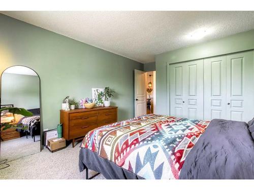 523-6400 Coach Hill Road Sw, Calgary, AB - Indoor Photo Showing Bedroom