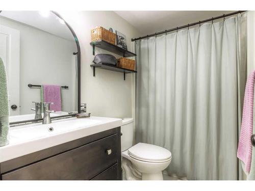 523-6400 Coach Hill Road Sw, Calgary, AB - Indoor Photo Showing Bathroom