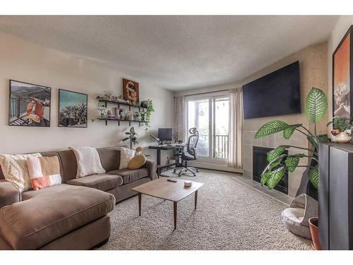 523-6400 Coach Hill Road Sw, Calgary, AB - Indoor Photo Showing Living Room