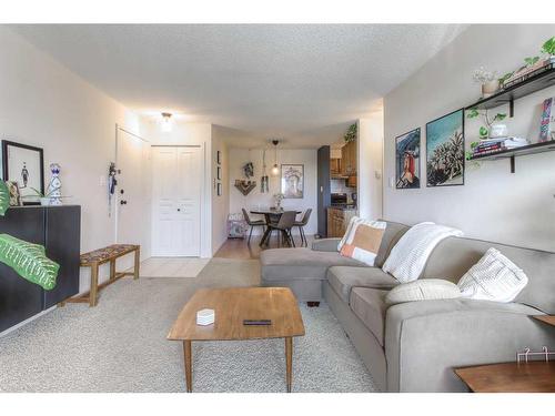 523-6400 Coach Hill Road Sw, Calgary, AB - Indoor Photo Showing Living Room