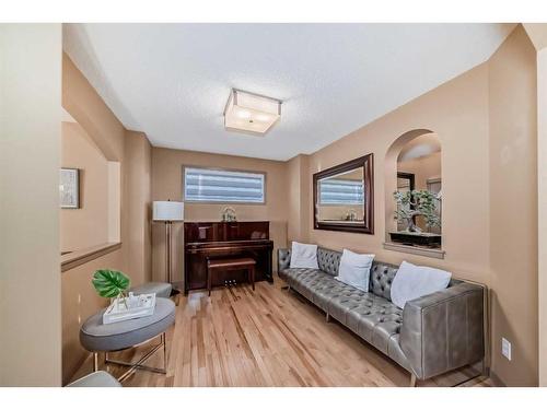 192 Brightondale Close Se, Calgary, AB - Indoor Photo Showing Living Room