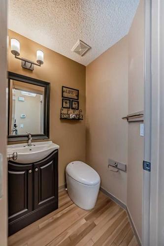 192 Brightondale Close Se, Calgary, AB - Indoor Photo Showing Bathroom