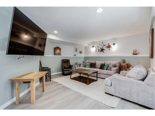 9-41124 Range Road 282, Rural Lacombe County, AB - Indoor Photo Showing Living Room